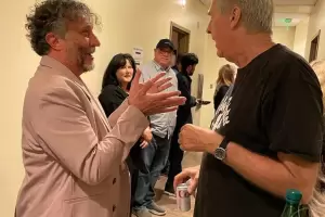 Fito Pez se subi al escenario y toc con Elvis Costello and The Imposters en Los Angeles