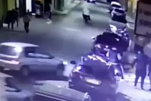 Luego de que lo echaran de un boliche, incrust el auto en la puerta del local y atropell a los guardias