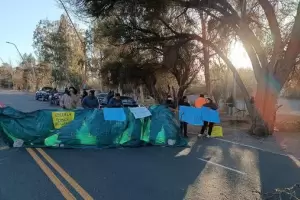 Incendio en escuela de Fiambal: padres vuelven a cortar ruta ante la falta de solucin