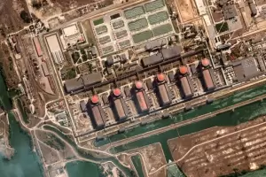 La central nuclear de Zaporiyia apaga un reactor tras los bombardeos