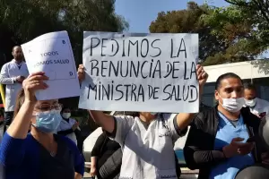 Masiva marcha de trabajadores de la salud: rechazaron los despidos y volvieron a pedir la renuncia de vila