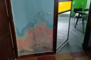 Vecino denuncia que su casa se hunde debido a una prdida de agua en la va pblica