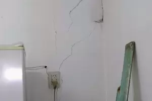 Denuncia que su casa se hunde debido a una prdida de agua en la va pblica