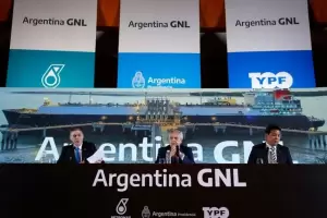 Anunciaron un acuerdo entre YPF y la petrolera malaya Petronas para invertir en exportacin de gas GNL