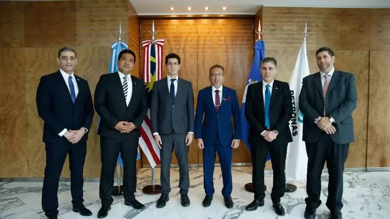 El ministro del Interior Wado de Pedro junto al presidente de YPF, Pablo Gonzlez; el CEO de la petrolera local Pablo Iuliano; el CEO de Petronas, Ten