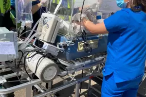 Beb con cardiopata congnita fue trasladado en un vuelo sanitario