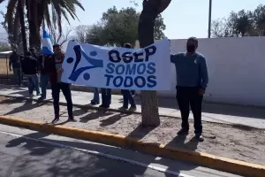 Trabajadores de OSEP marcharon en protesta por el aumento de los directivos