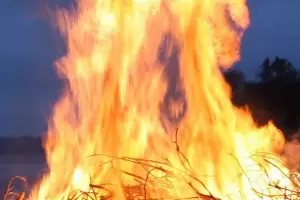 Una abuela fue quemada viva por sus hijos y sus nietos para "purgar sus pecados"