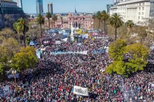 El PJ y agrupaciones sociales se manifestaron en repudio al intento de asesinato a CFK
