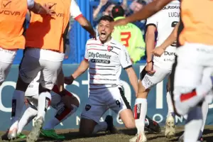 Newell's derrot a un Vlez que no se puede levantar