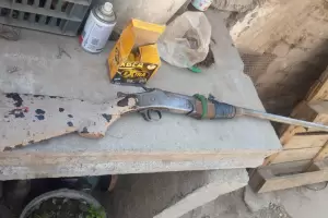 Un hombre les dispar a otros dos, porque fue amenazado con un hacha y un sable