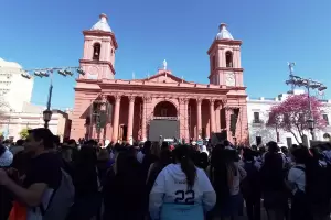 Fiesta de la Proteccin de la Virgen: alegre homenaje de los estudiantes