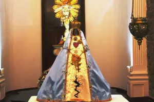 La Virgen del Valle luce un manto alusivo al terremoto de 2004
