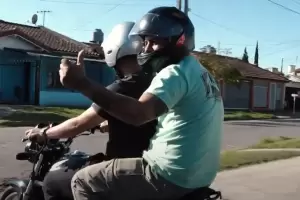 Innovador emprendimiento: Trabajaba como delivery, pero no le alcanzaba y se hizo motoremisero