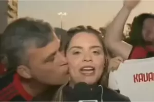 Periodista sufri acoso en vivo cuando cubra la previa de Flamengo-Vlez