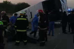 Pudo ser una tragedia: Volc� un colectivo con 35 pasajeros y hay 20 heridos leves