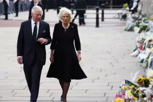 Carlos III arrib al Palacio de Buckingham y recibi el cario de la gente