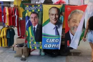 Brasil: A 23 das de las elecciones, un militante de Jair Bolsonaro asesin a un seguidor de Lula da Silva