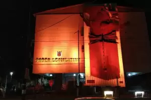 Por el da mundial de la prevencin del suicidio, la Legislatura y la Municipalidad se iluminaron de naranja