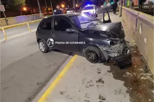 Violento accidente en la Capital: perdi� el control de su auto y choc� contra un puente