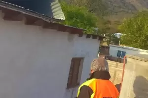 Los fuertes vientos provocaron que se volara el techo de una vivienda