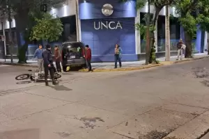 Choc� contra una motocicleta y qued� subido en la vereda
