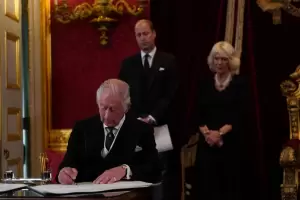 El polmico gesto del rey Carlos III durante su firma de proclamacin como rey