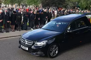 El fretro de Isabel II emprendi su cortejo fnebre hacia Londres