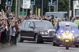 Una multitud recibi el fretro de la reina Isabel II en Edimburgo