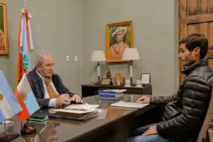 El atleta catamarque�o Joaqu�n Narv�ez, tras su viaje a Suiza, visit� Casa de Gobierno