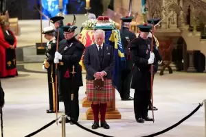 Cientos de empleados del rey Carlos III fueron despedidos a horas de la ceremonia en honor a Isabel II