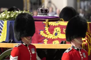 M�s de un mill�n de personas despiden el cuerpo de Isabel II, que ya est� en Westminster