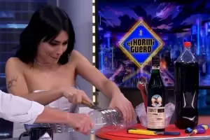Lali Espsito revolucion la TV espaola: cort una botella y arm un fernet con cola en vivo