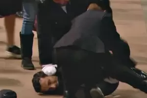 Detuvieron a un hombre que se arroj� sobre el ata�d de la reina Isabel II