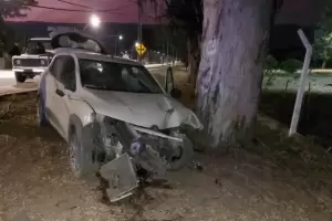 Choc contra tres postes del tendido elctrico y se salv de milagro
