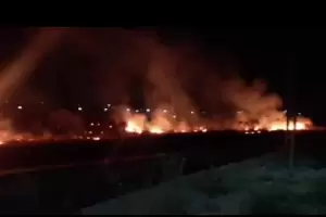 Controlaron el incendio de gran magnitud en inmediaciones de la cancha de Parque Daza