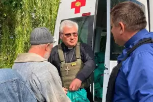 El enviado del Papa Francisco qued en medio de un tiroteo en una zona de conflicto en Ucrania