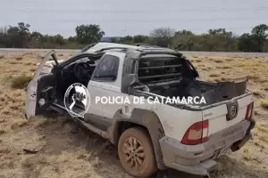 Una camioneta volc y termin a un costado de la banquina en Capayn