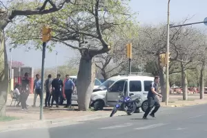 Fuerte choque en la Capital: perdi el control del vehculo e impact contra un rbol