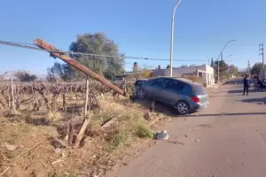 Un auto choc contra un poste y su conductor result ileso