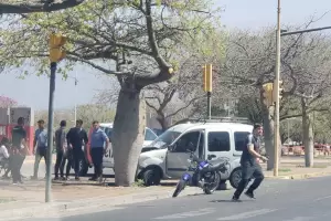 Un polica fue hallado con un golpe en la cabeza junto a su moto estacionada y est muy grave
