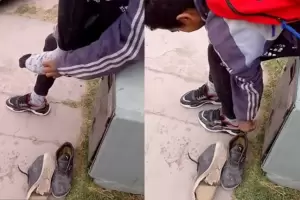 Noble gesto: Vio que un nio tena las zapatillas remendadas con cartn, se sac las suyas y se las regal