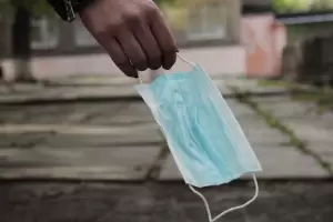 El Gobierno dispuso el fin del uso del barbijo en los espacios cerrados y en el transporte pblico