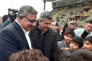 Bajo la lluvia, Jalil dej inaugurada la re apertura del Estadio Bicentenario