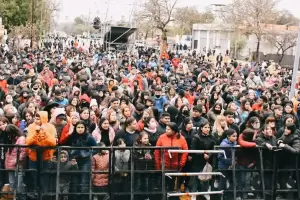 A pesar del fro y la amenaza de lluvia, el "Soy Joven Festival" en Valle Viejo se vive a pleno