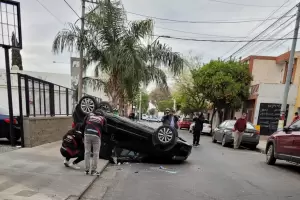 Automovilista alcoholizado choc� dos veh�culos estacionados y volc� en el centro