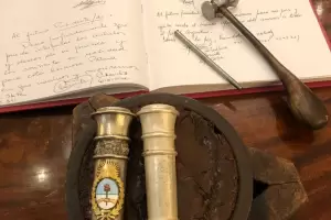 Exponen Bastn Presidencial y Rosa por la Paz, del Maestro Orfebre Pallarols