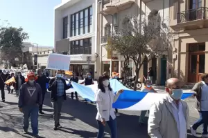 Multitudinaria marcha de Aprosca con cortes de calles en repudio a los descuentos