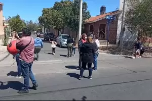 Corte y protesta frente al "San Juan": denunciaron negligencia en el caso de una joven accidentada