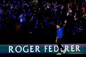 Imponente ovacin a Roger Federer en el da de su ltimo partido como tenista profesional